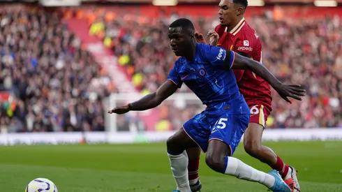 Moisés Caicedo casi anota y generó un penal para el Chelsea vs. Liverpool.