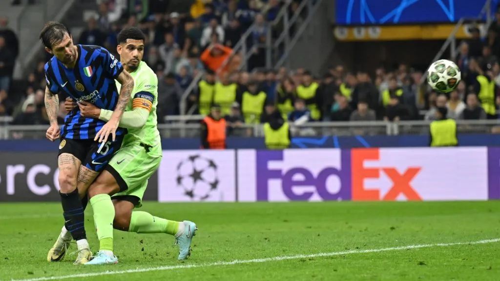 Barcelona señala como nunca a Ronald Araújo por la eliminación ante Inter de Milán: GETTY