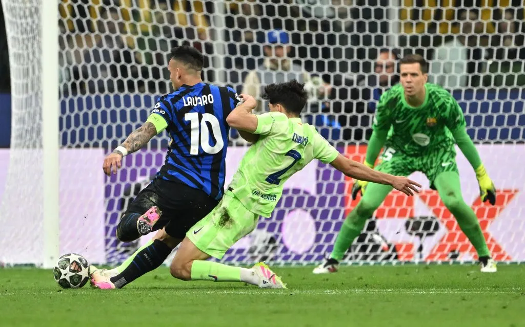 La jugada de la polémica entre Pau Cubarsí y Lautaro Martínez.