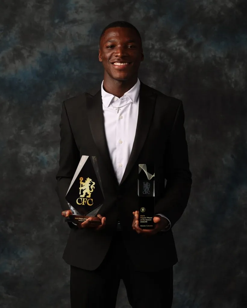 Moisés Caicedo recibiendo el Premio de mejor jugador año.