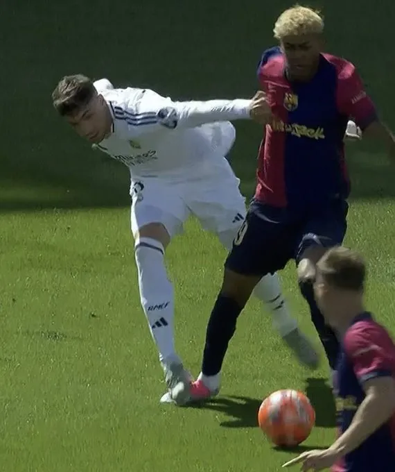 La imagen de la polémica en el segundo gol del Real Madrid.