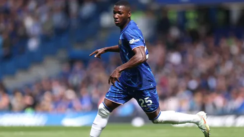 Moisés Caicedo lanzó una dura falta y se ganó insólito apodo.