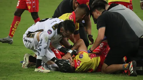 Thiago Serpa se fracturó el tobillo en el partido Emelec vs. Aucas.
