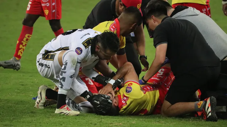 Thiago Serpa se fracturó el tobillo en el partido Emelec vs. Aucas.