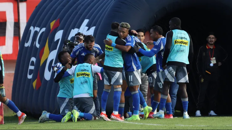 Emelec se quedaría sin fichar aún por una fuerte deuda que no ha pagado.