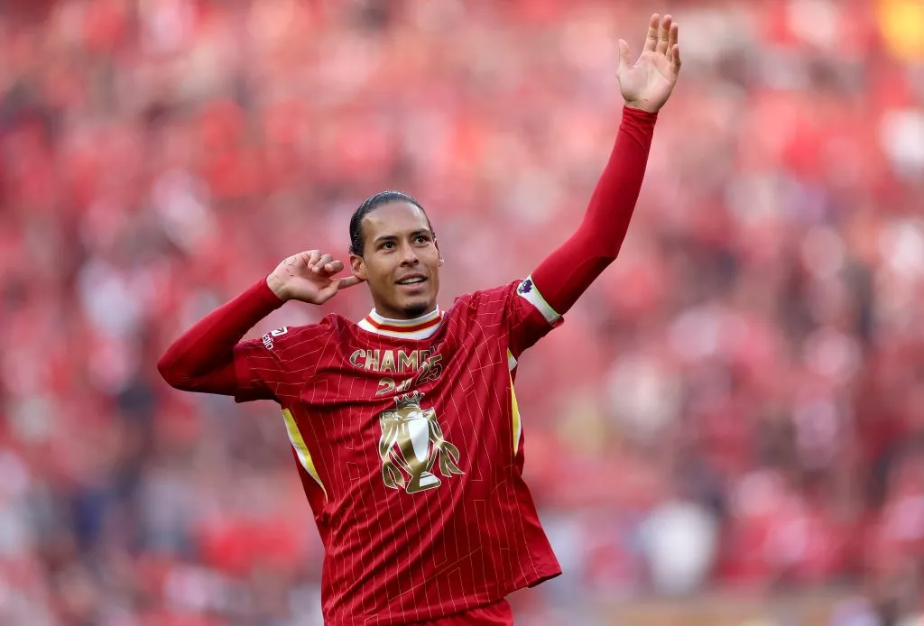 El festejo del defensor tras conseguir la actual temporada de la Premier League. (Foto: Getty)