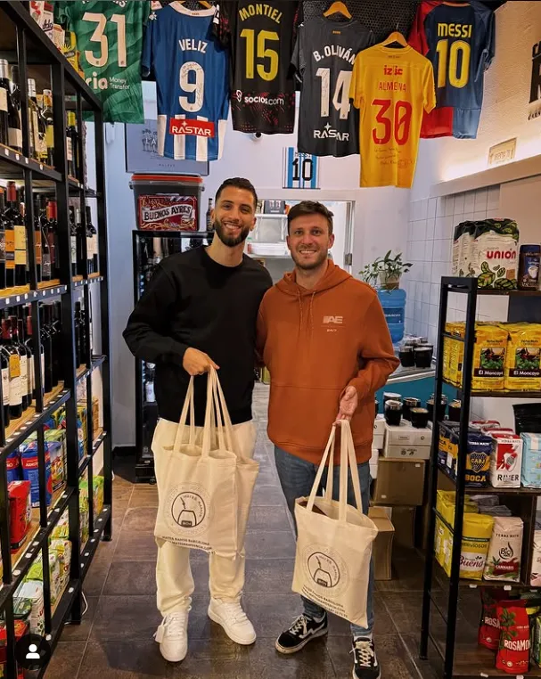 El uruguayo Betancur fue a Barcelona de paseo y también pasó a comprar yerba en el local. (Foto: Instagram @matesramosbcn)
