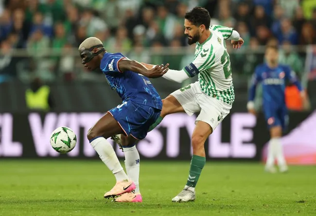 Moisés Caicedo salió con la máscara ante Real Betis. (Foto: GettyImages)