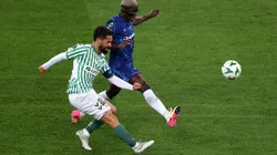 Así fue el cruce entre Moisés Caicedo e Isco en la final de la Conference League.