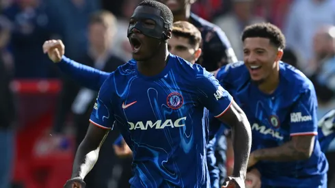 Moisés Caicedo marca un golazo con el Chelsea en la final de la Conference League.