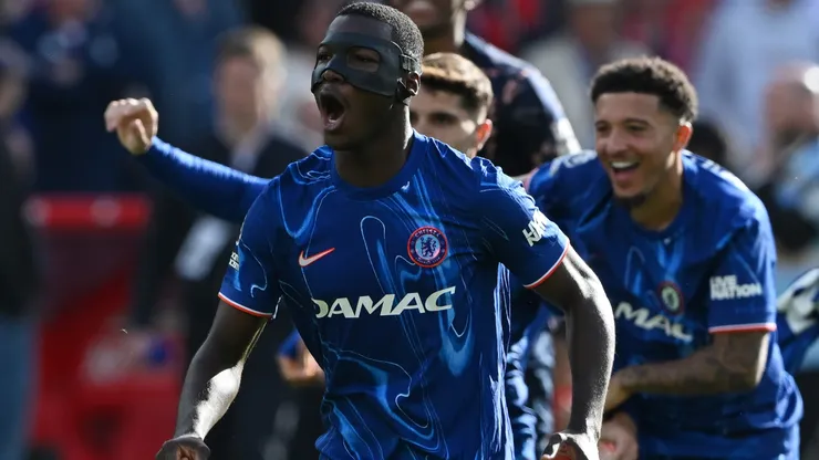 Moisés Caicedo marca un golazo con el Chelsea en la final de la Conference League.