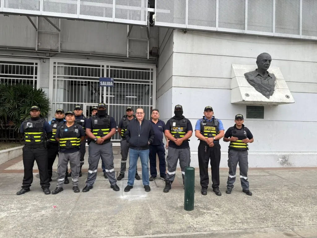 Así está el exterior del estadio Capwell. (Foto: @javieralavar)