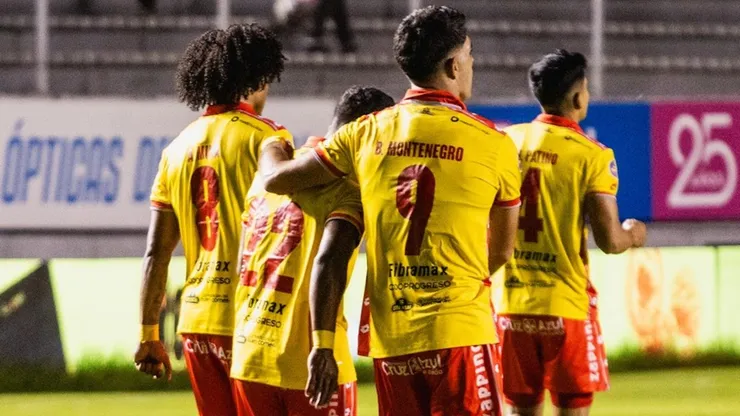 Aucas gana y ahonda la crisis de Barcelona