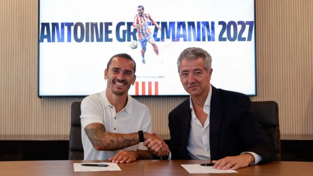Antoine Griezmann con Miguel Ángel Marín, propietario del Atlético de Madrid.