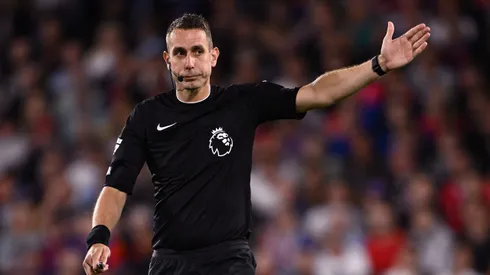 David Coote, quien fue sancionado por 16 meses por la UEFA, pasó de ser árbitro de la Premier League a repartidor.