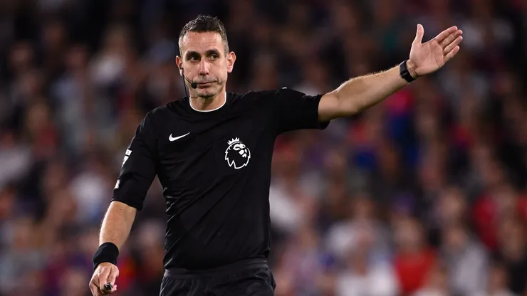 David Coote, quien fue sancionado por 16 meses por la UEFA, pasó de ser árbitro de la Premier League a repartidor.