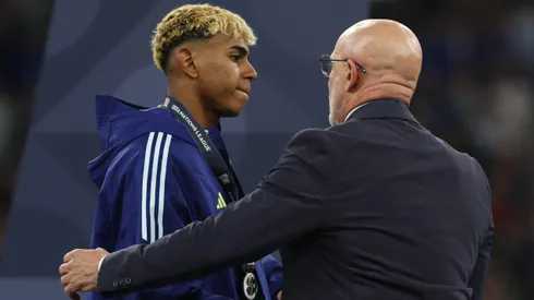 Lamine Yamal fue el primer jugador de España en retirarse mientras Cristiano Ronaldo alzaba el trofeo de la Nations League.