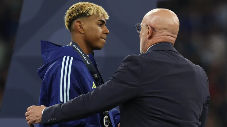 Lamine Yamal fue el primer jugador de España en retirarse mientras Cristiano Ronaldo alzaba el trofeo de la Nations League.
