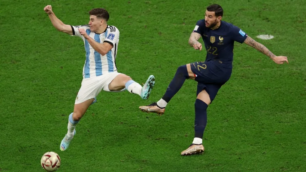 Theo Hernández y Julián Alvarez ya se vieron las caras en Qatar 2022: GETTY