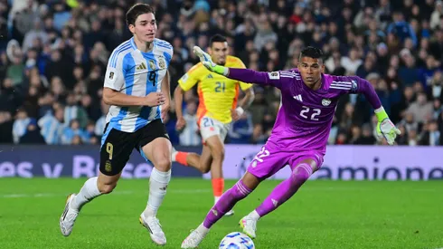 Julián Álvarez y Kevin Mier en el duelo entre Argentina y Colombia.