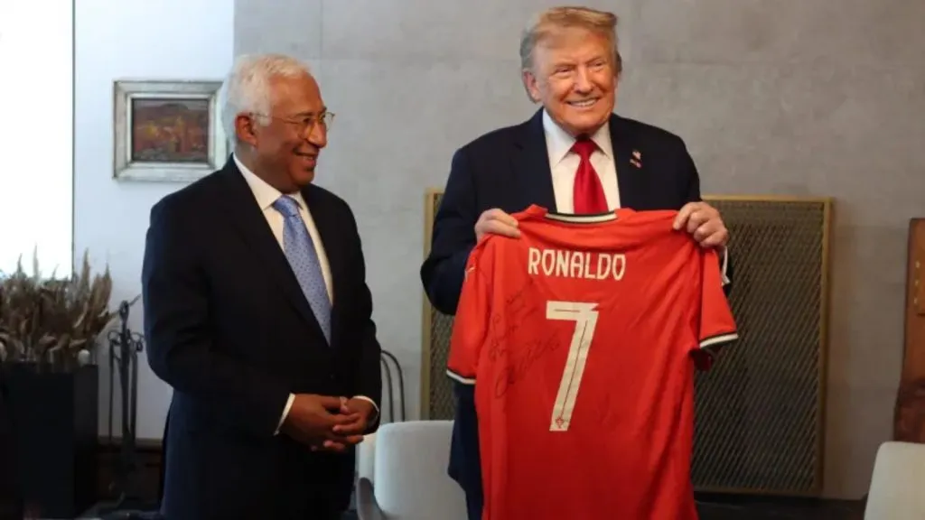 Trump posó con la camiseta de Cristiano Ronaldo: TW