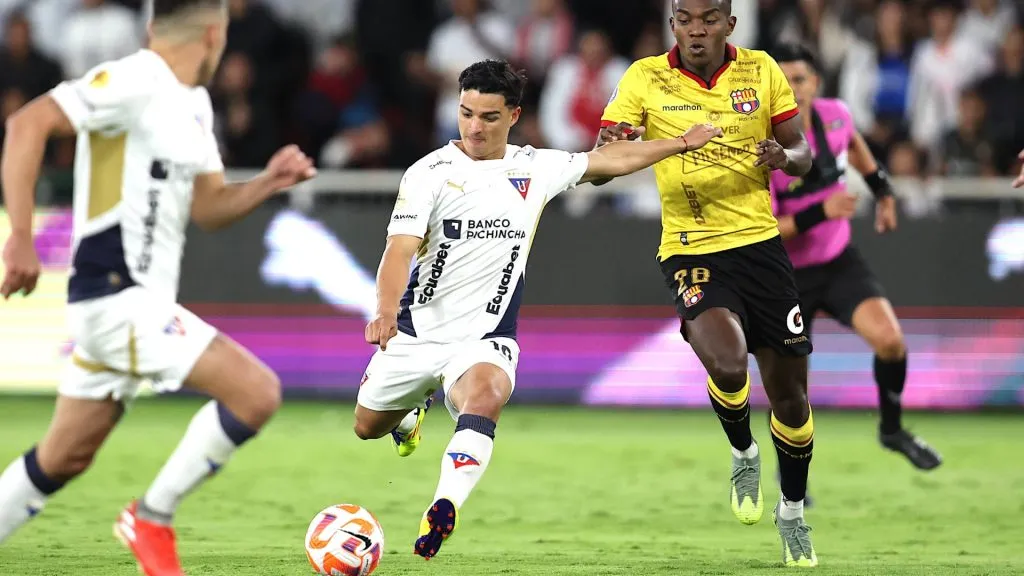 Los hinchas piden a Alexander Alvarado de titular.