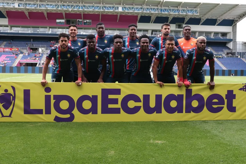 El Nacional no entrena y no tiene DT. (Foto: Imago)