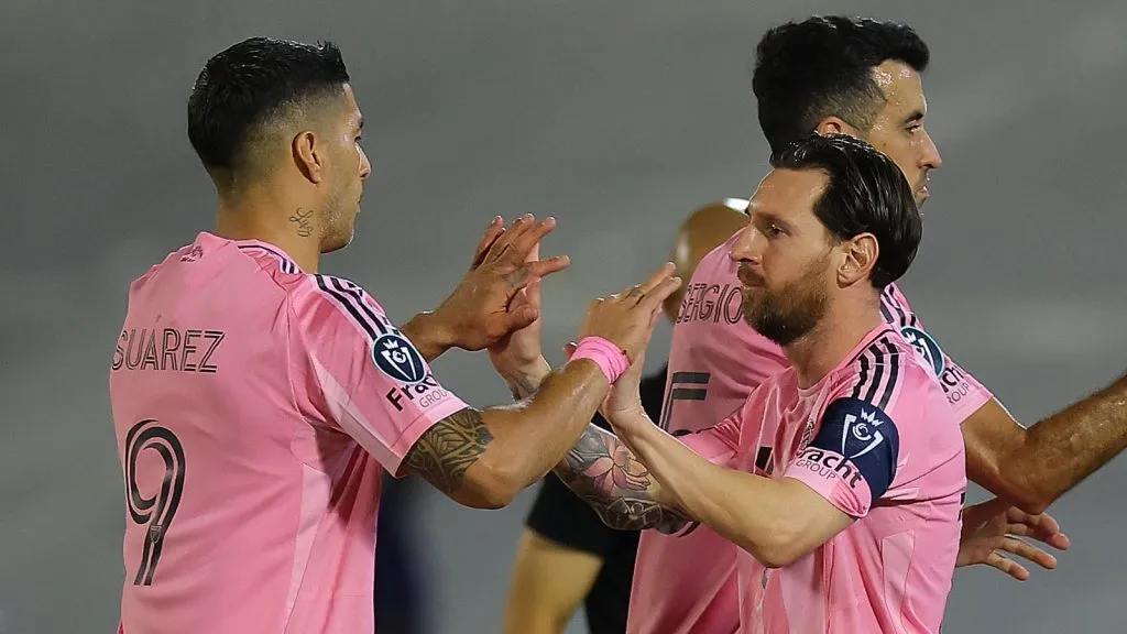 Messi, más que pendiente en lo deportivo y económico de Luis Suárez: GETTY