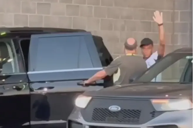 Kylian Mbappé en el momento que se retiraba con un auto particular del MetLife Stadium.