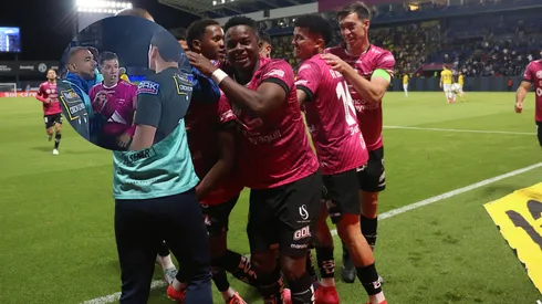 Los jugadores de IDV cuestionaron fuertemente al árbitro