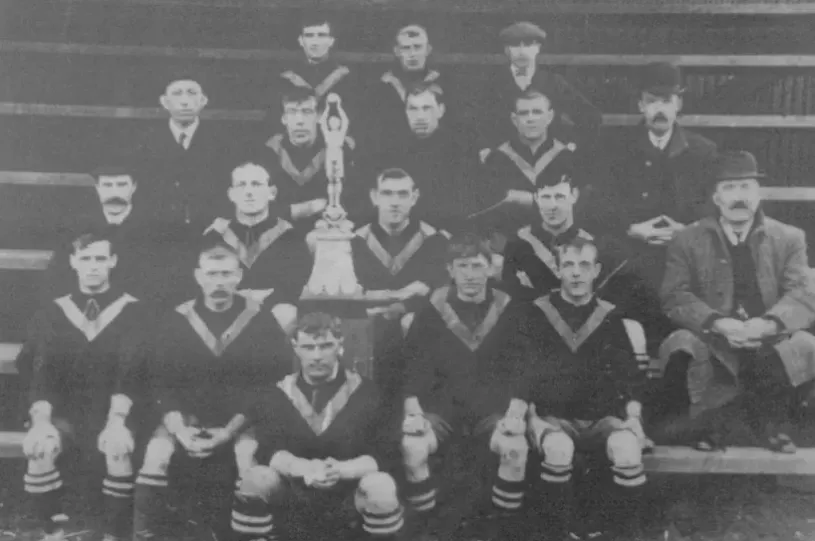 El plantel del West Auckland Town luciendo el trofeo Sir Thomas Lipton.