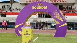 Insólita imagen de jugadores caminando sobre lodo antes de un partido de LigaPro