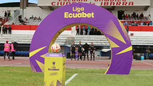 Insólita imagen de jugadores caminando sobre lodo antes de un partido de LigaPro