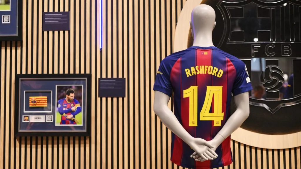Rashford, presentado en Barcelona junto a un cuadro de Messi: GETTY