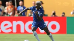 Moisés Caicedo jugó en la playa con esta camiseta