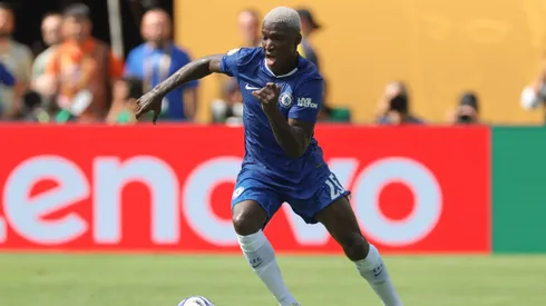 Moisés Caicedo jugó en la playa con esta camiseta