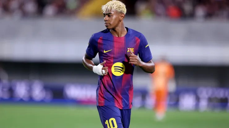 Yamal ya marca, disfruta y declara con la 10 de Messi en su espalda.