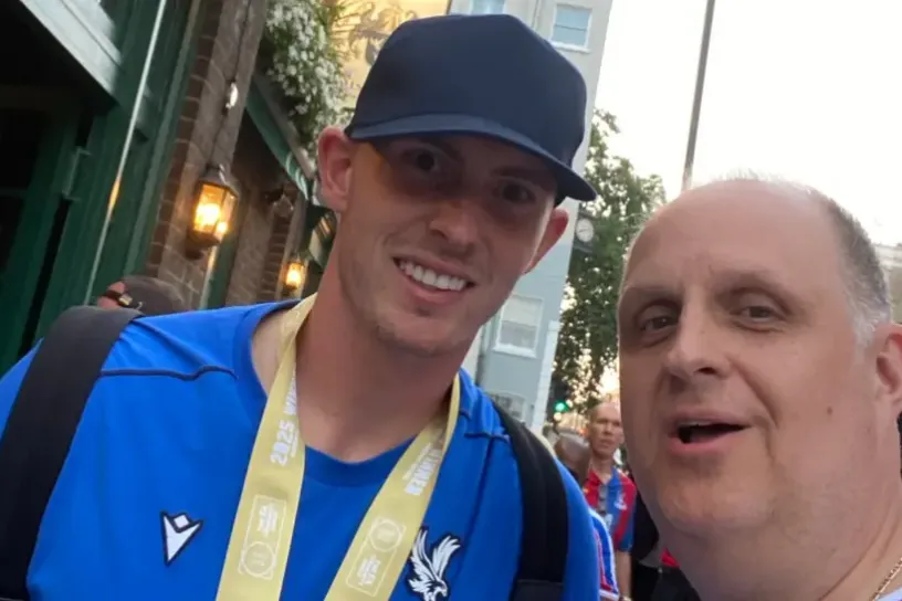 Dean Henderson con un aficionado en pleno festejo de la Community Shield.