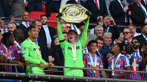 Dean Henderson, arquero del Crystal Palace, pagó las cervezas de los hinchas que estaban celebrando la obtención de la Community Shield.