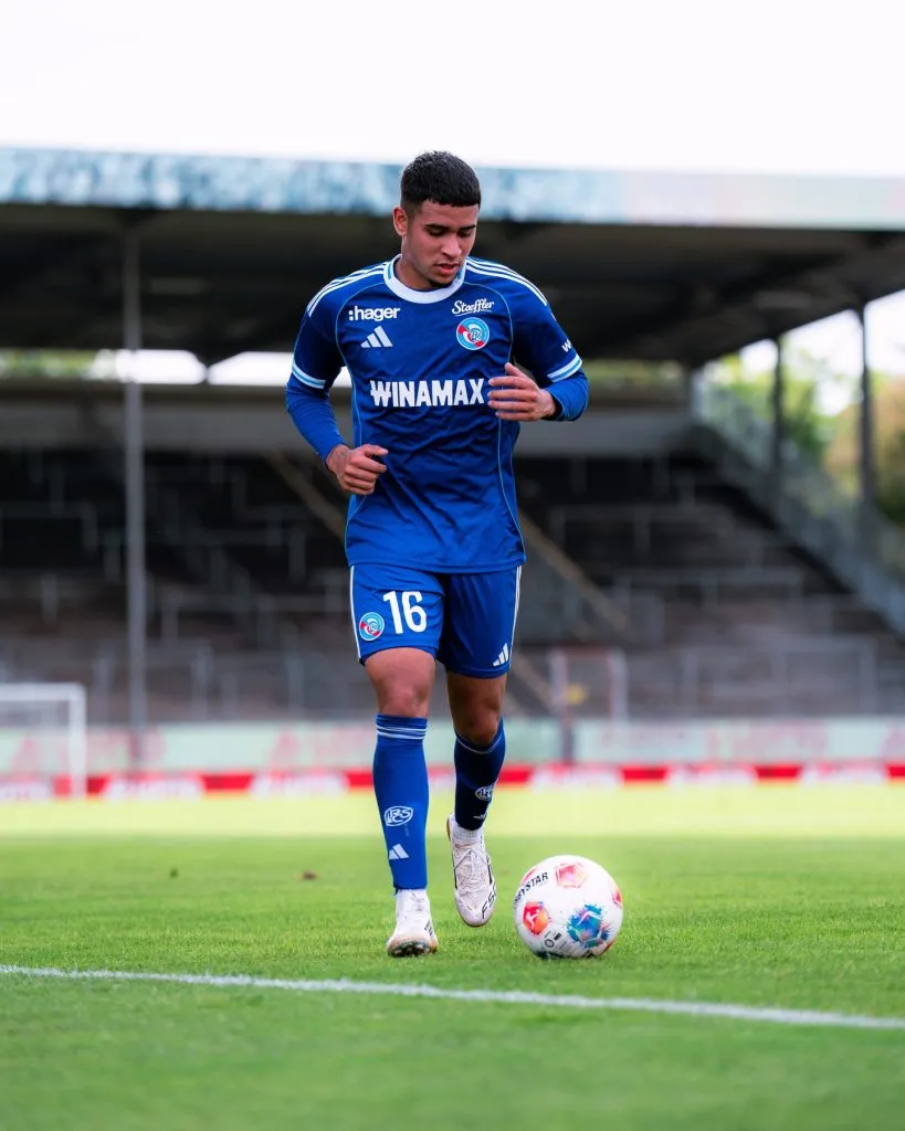 Kendry Páez viene sumando minutos con Racing de Estrasburgo. (Foto: @Bluecoxtra)
