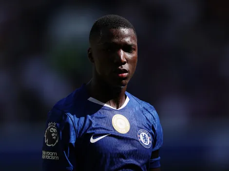 VIDEO | Solo así lo frenan: La falta que recibió Moisés Caicedo en la Premier League