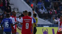 Les expulsaron dos jugadores contra Emelec y en Técnico Universitario explotan: "Nos robaron"