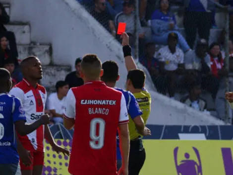 Les expulsaron dos jugadores contra Emelec y en Técnico Universitario explotan: "Nos robaron"