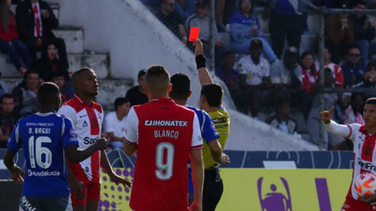 Les expulsaron dos jugadores contra Emelec y en Técnico Universitario explotan: "Nos robaron"
