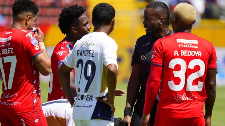 VIDEO | Falta de respeto: El polémico gesto del árbitro contra jugadores de Liga de Quito. Foto: IMAGO.