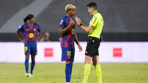 Árbitro del rayo vs. Barcelona reconoce que no era penal sobre Yamal.