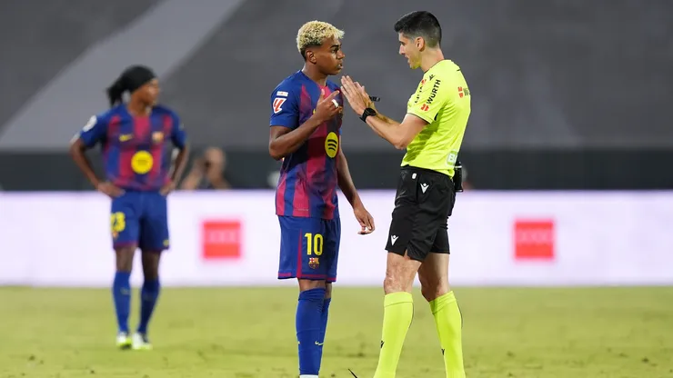 Árbitro del rayo vs. Barcelona reconoce que no era penal sobre Yamal.
