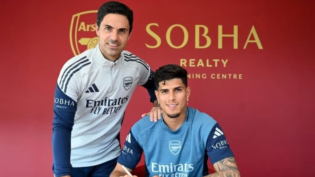 Arsenal - Piero Hincapié firmando su contrato.