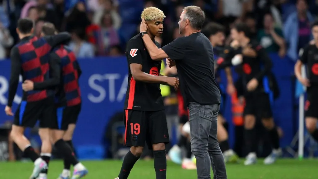 Choque de palabras entre Flick y Lamine Yamal por presente del Barcelona: GETTY