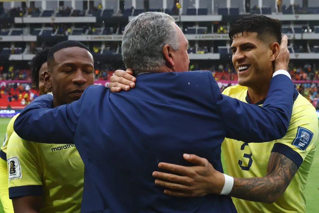 Gustavo Alfaro fue bien recibido por los jugadores de Ecuador. (Foto: GettyImages)